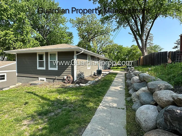 2516 W 98th St — Photo 2
