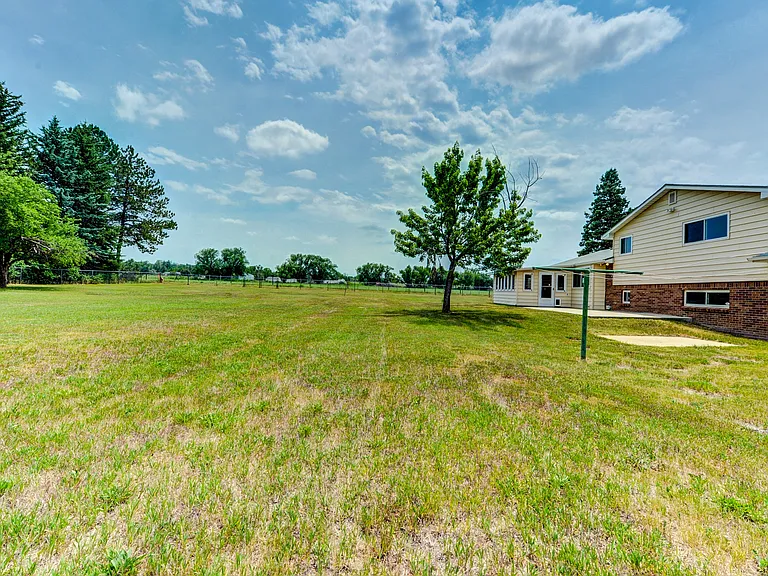 518 Clover Ln — Photo 43