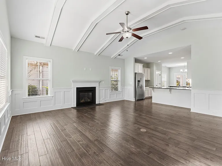 359 Hanover Lakes Dr — Photo 3