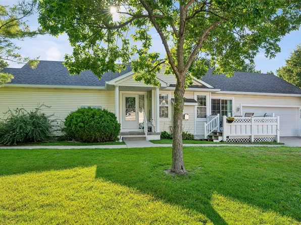 4320 Shoreline Dr, Pleasant Hill, IA 50327