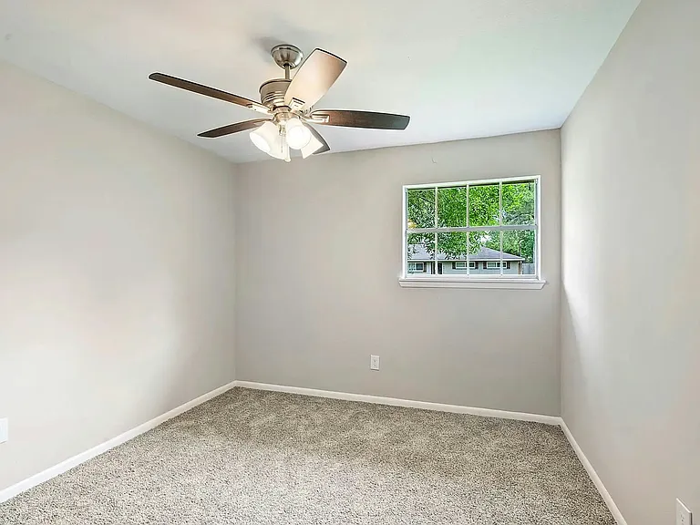 5815 Effingham Dr — Photo 2