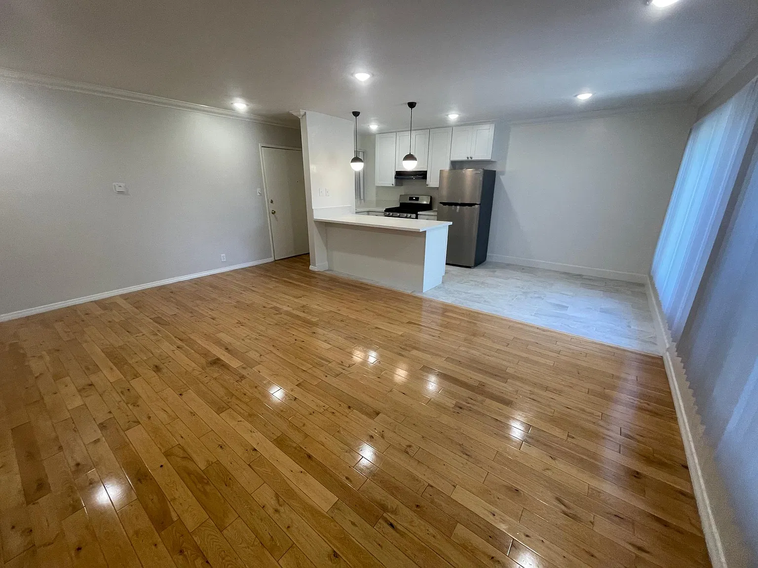 2 bed, 1000 sqft, $3,000 — Photo 2