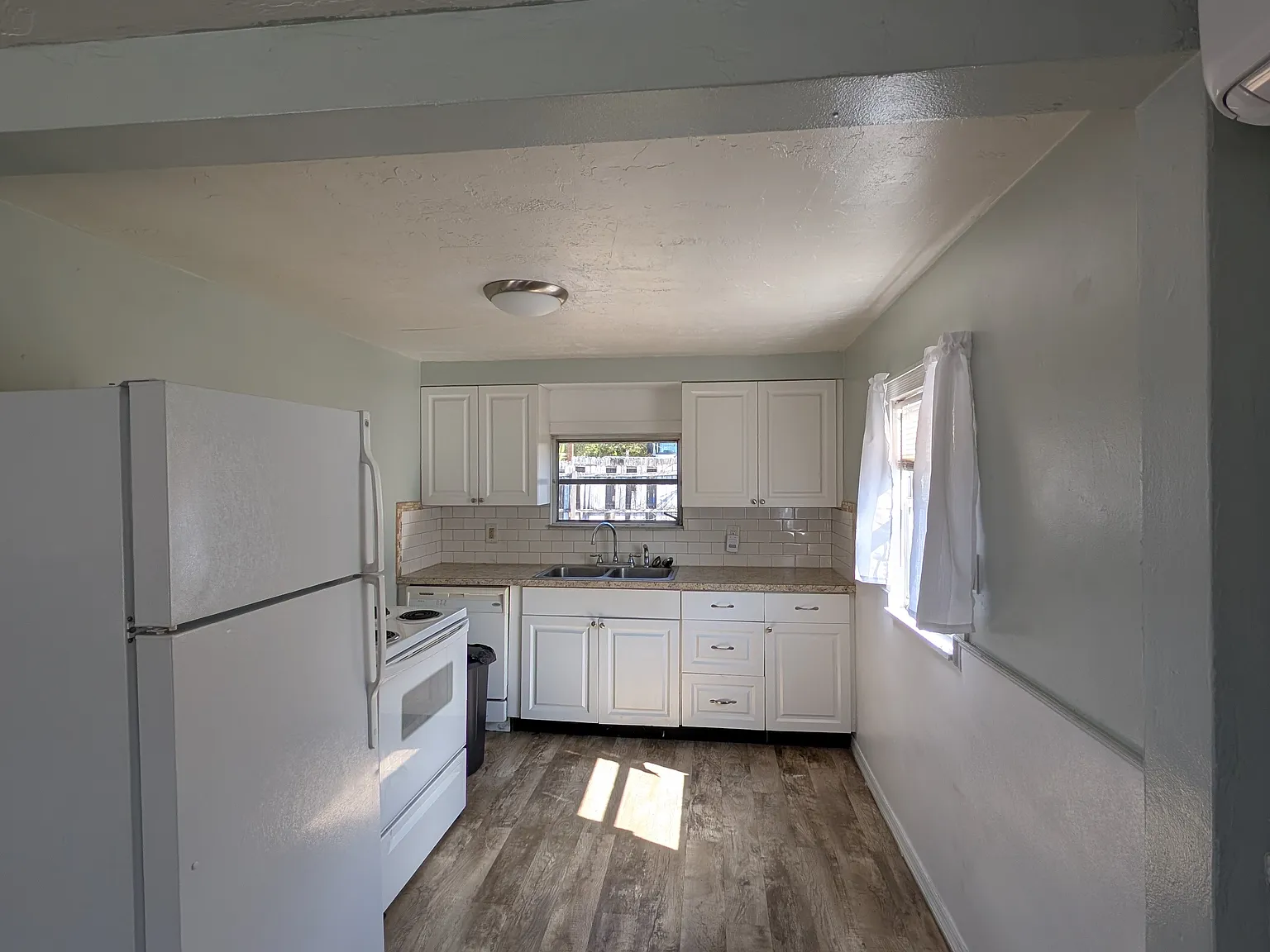 1 bed, 550 sqft, $1,050 — Photo 2