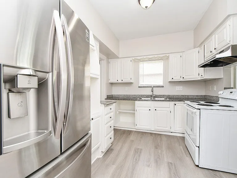 5049 Jefferson St #B — Photo 13