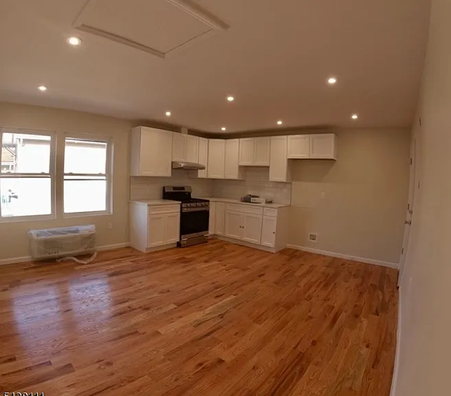 520 Bayway Ave — Photo 3