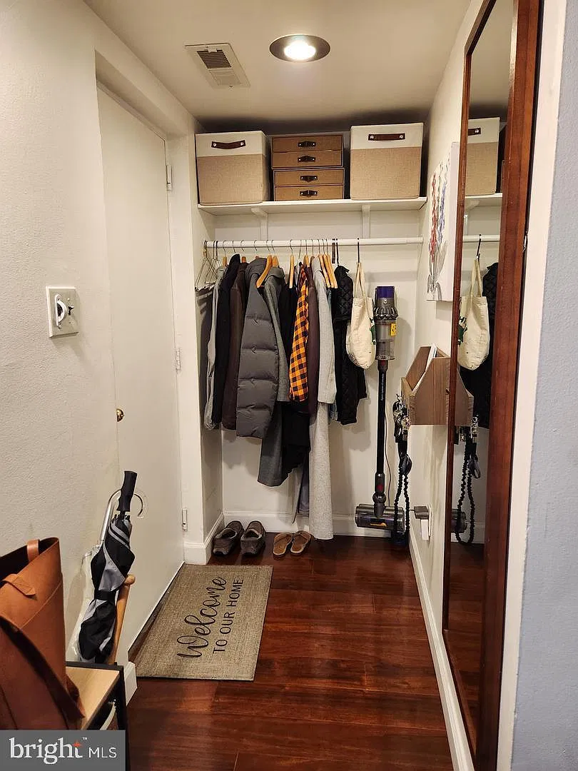 2 bed, 1.0 bath, 1008 sqft, $2,500 — Photo 2