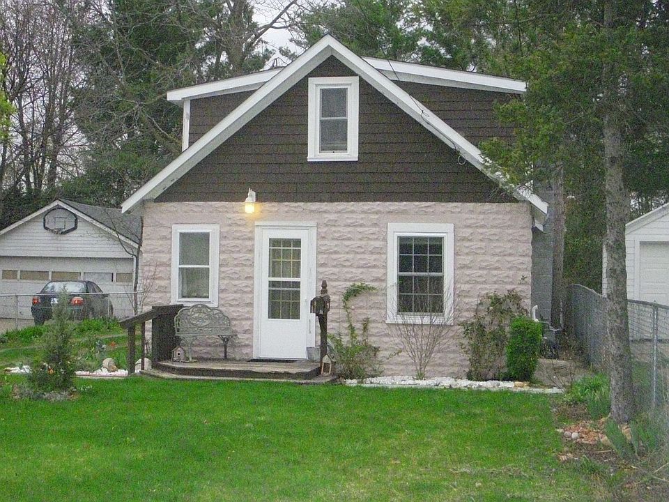 1st image of 779 Eleanor St NE
