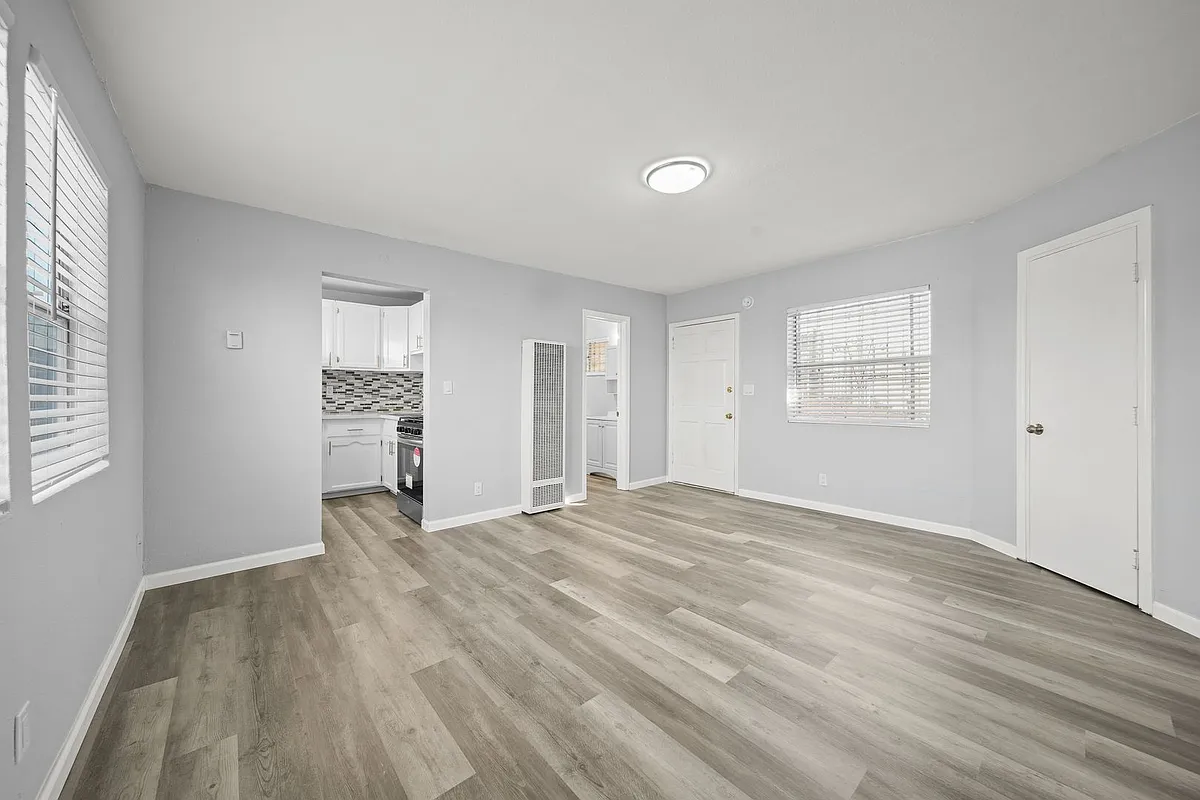 Building Photo - 6515-6521 S Avalon Blvd