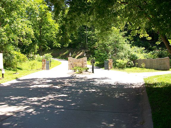 4th image of 405 Olde Orchard Dr