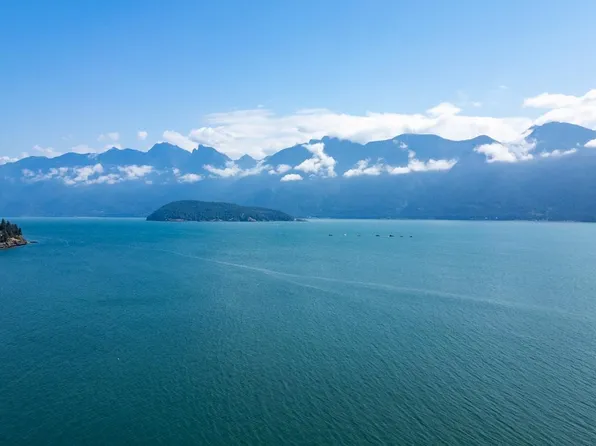 1345 Catalina Rd, Bowen Island, BC V0N 1G1