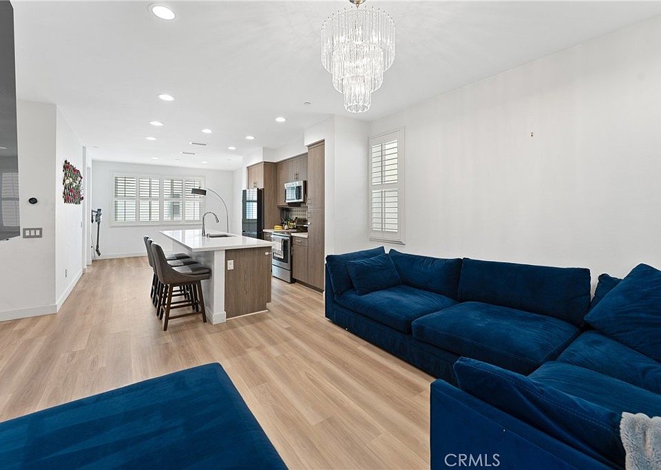 1st image of 1009 Roble Pl