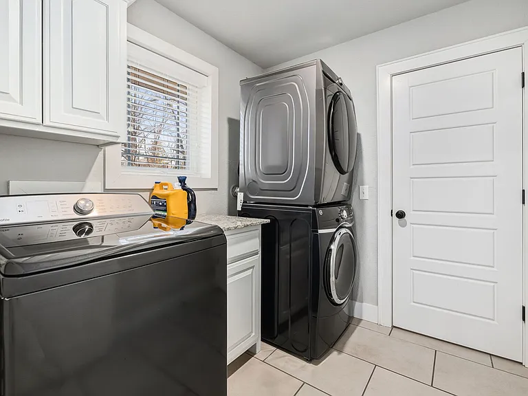 Almand Dr — Photo 36