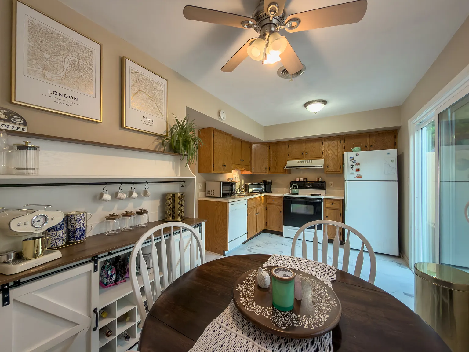2 bed, 1.5 bath, 900 sqft, $1,100 — Photo 2