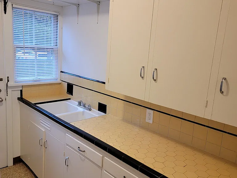 4325 NE Halsey St #9 — Photo 8
