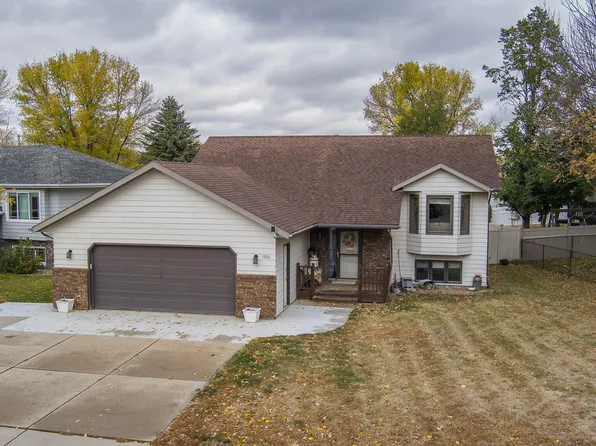 1966 Houston Dr, Bismarck, ND 58504