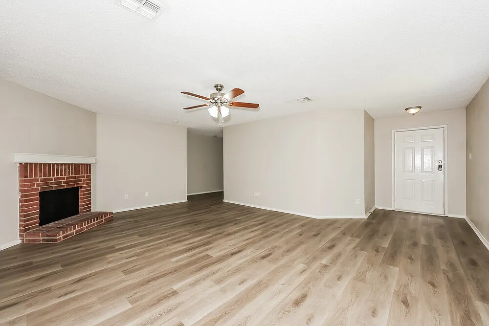 3 bed, 2.0 bath, 1527 sqft, $2,045 — Photo 3