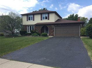 17 Pheasant Run Ln, Lancaster, NY 14086