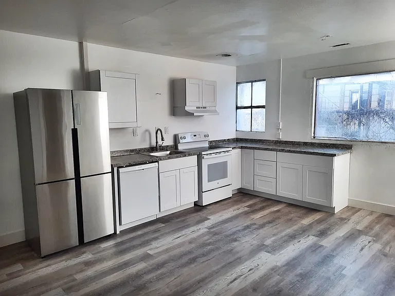 621 SW 3rd St #3 — Photo 10