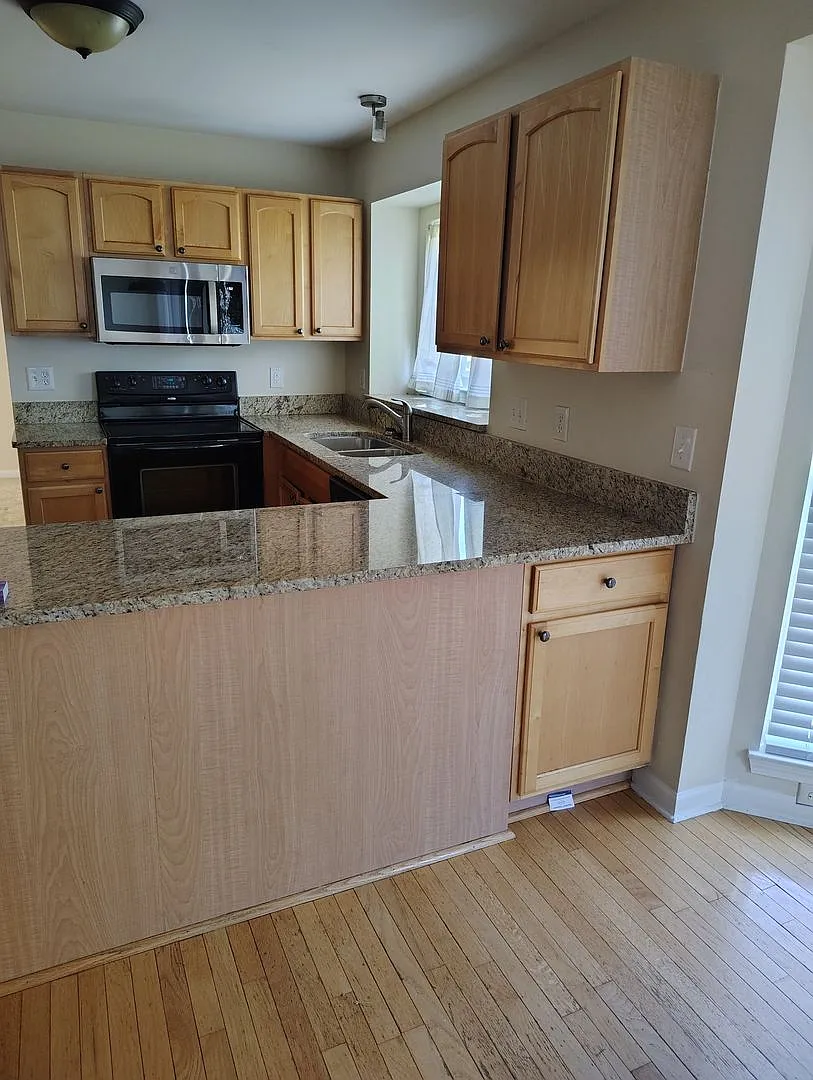 Spacious 4-Bedroom Colonial Home in Wixom! — Photo 2