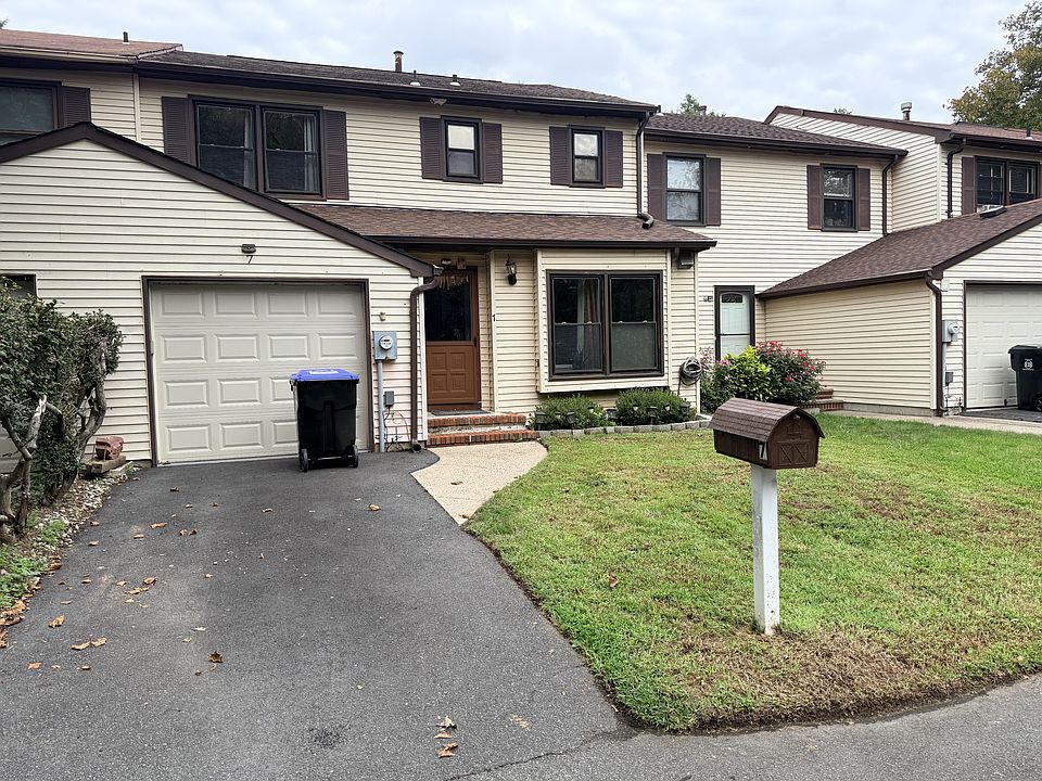 1st image of 7 Hoffman Ct #7