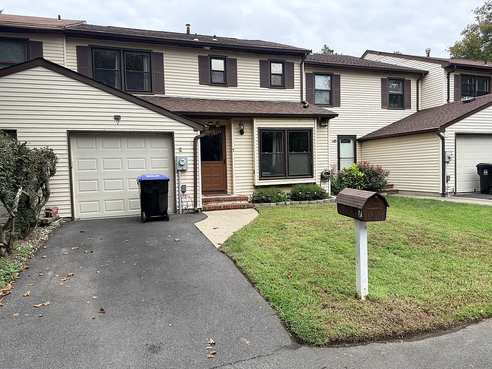 7 Hoffman Ct #7