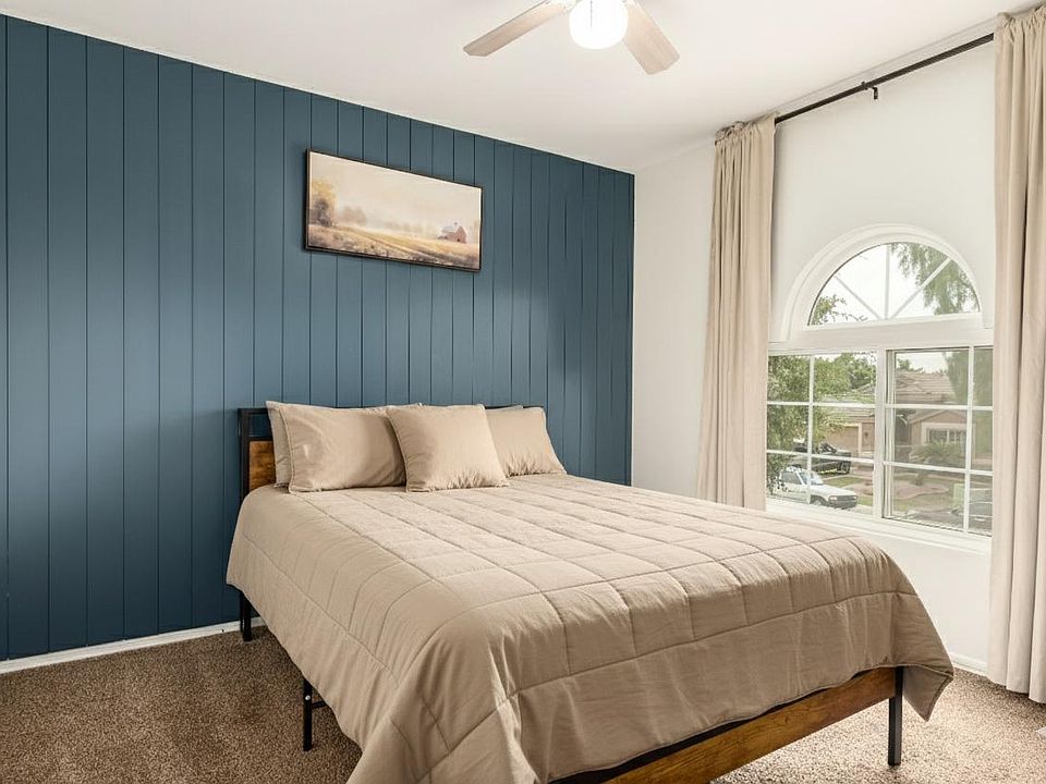 Nice sized bedroom. Light and bright