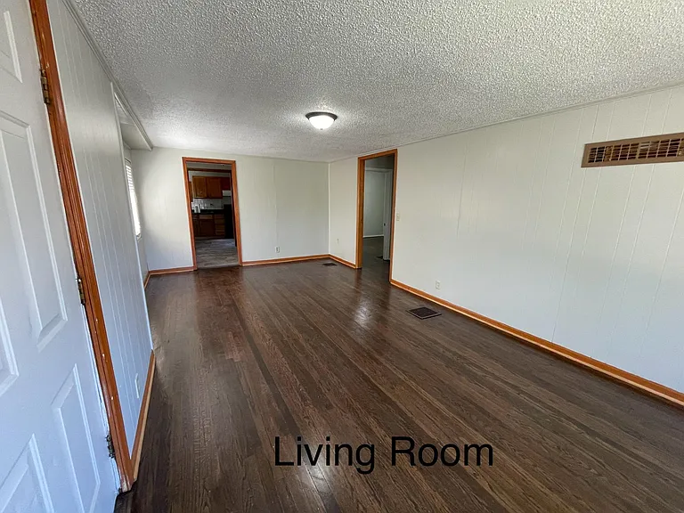 1400 S Northern Blvd — Photo 5