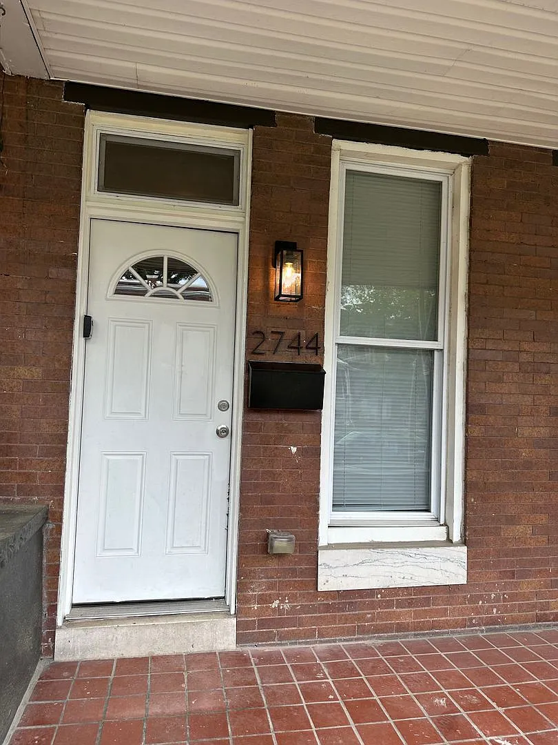 Newly Renovated 4BR/2BA Family Home in Winchester Outdoor Space, Modern Kitchen & More — Photo 3