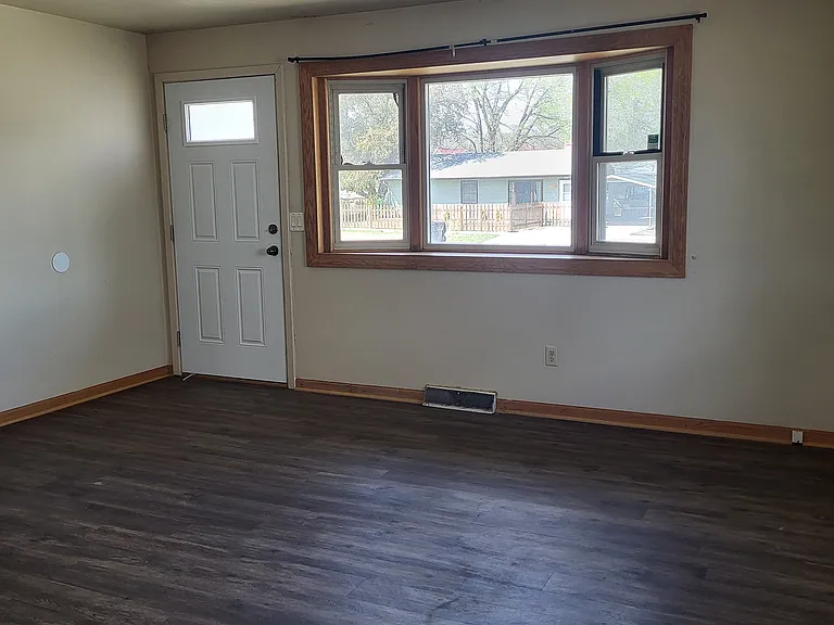 233 E Meade St — Photo 2