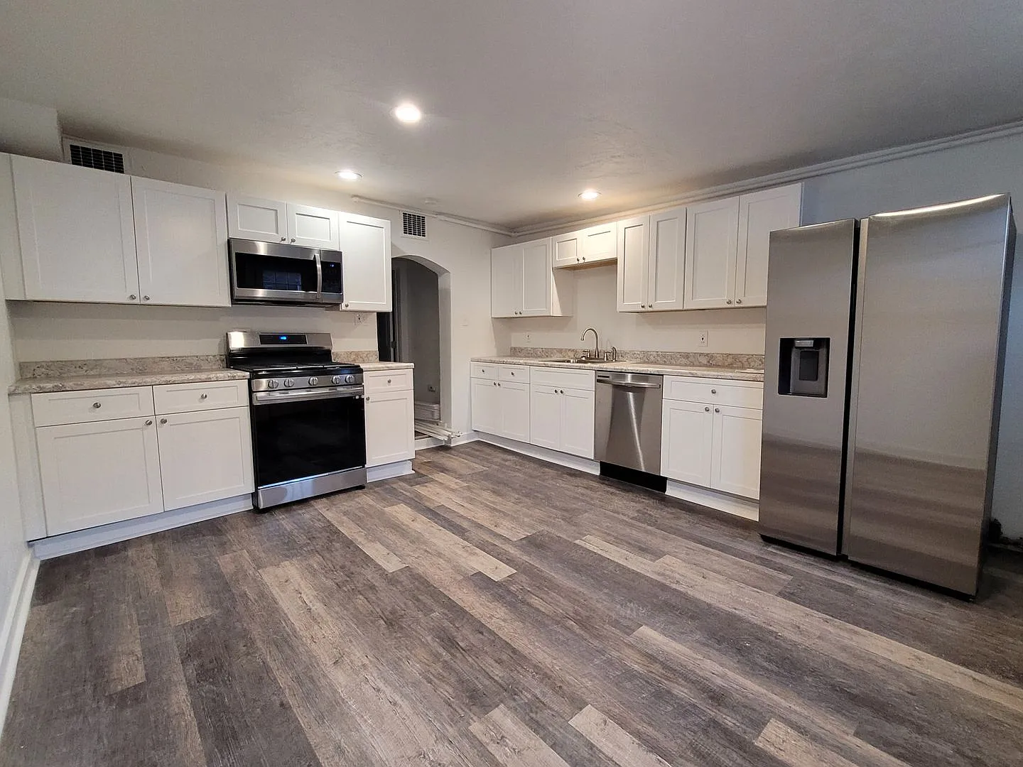 2 Bedroom 1 Bathroom Townhome (Brighton Heights) — Photo 2