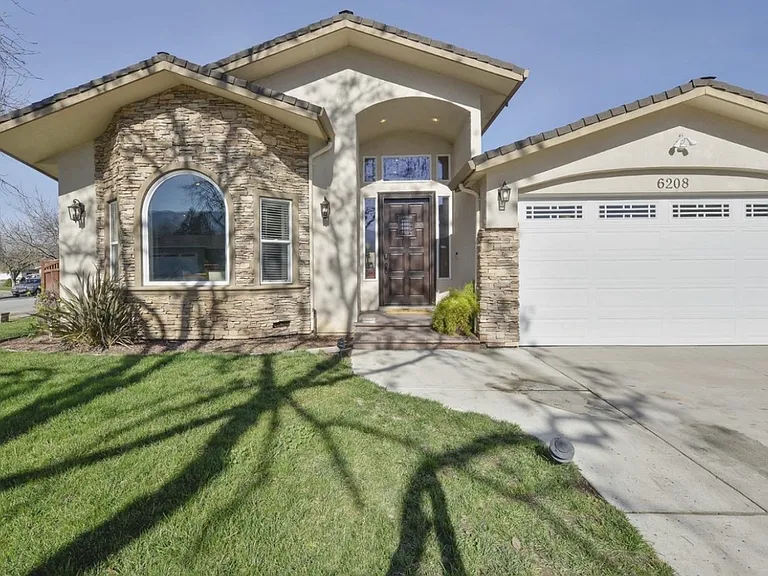 6208 Lillian Way — Photo 1