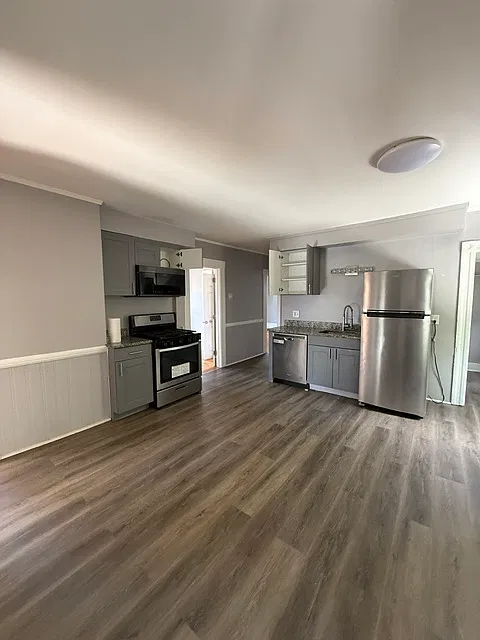 3 bed, $2,100 — Photo 1