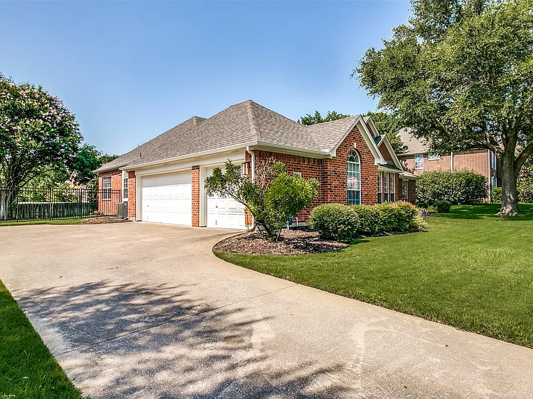 1270 Lakeway Dr — Photo 3