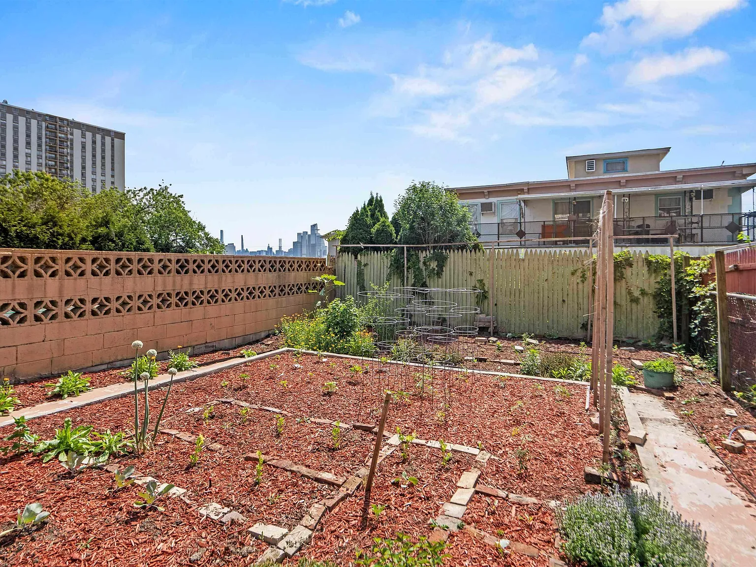 1 bed, 1.0 bath, 800 sqft, $2,000 — Photo 1