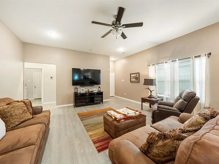 306 Helen St — Photo 15