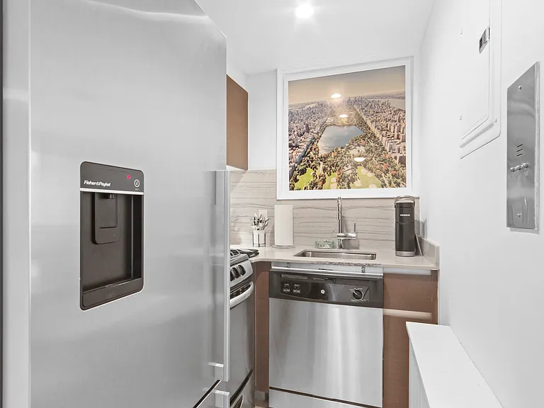 141 E 33rd St #11H — Photo 8