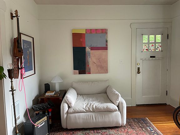 Spacious Living room, hight celings