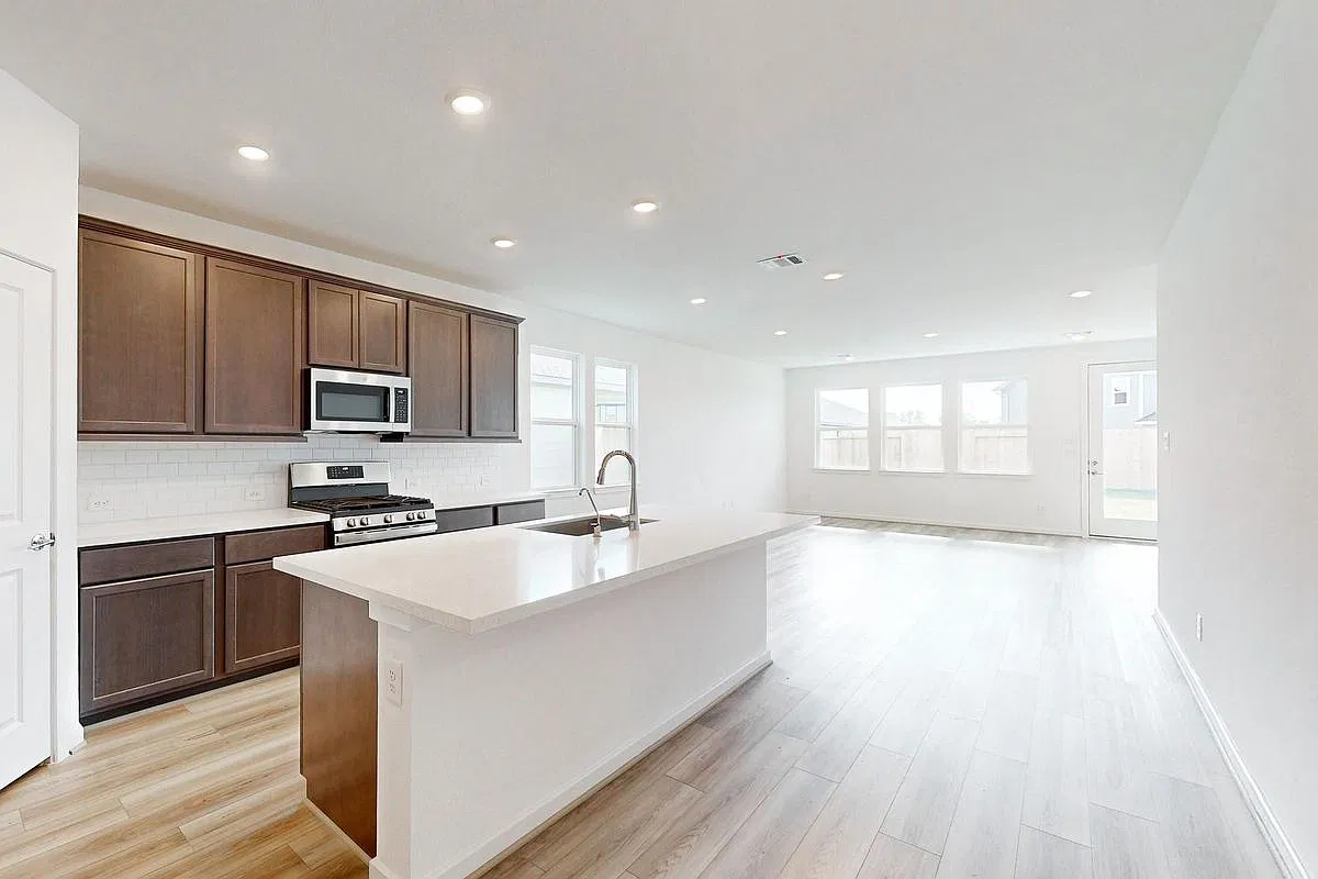 5 bed, 3.0 bath, 2809 sqft, $3,200 — Photo 2