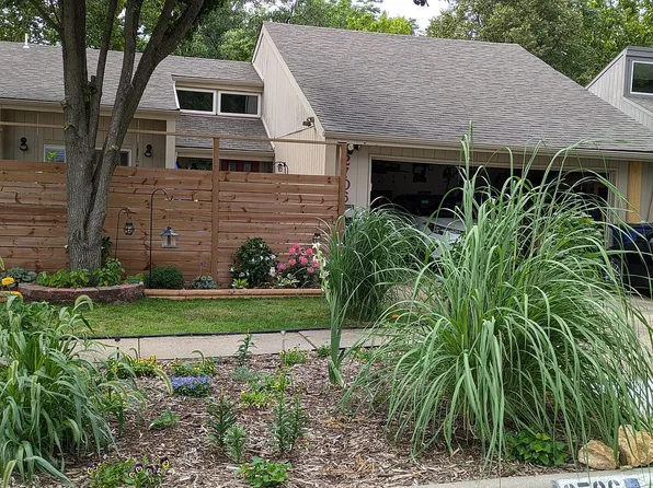 2706 University Dr, Lawrence, KS 66049