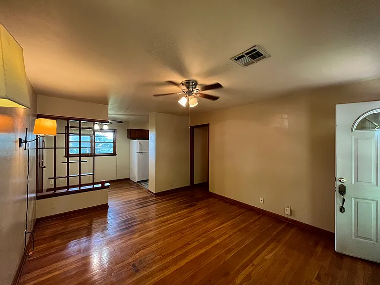 511 Fleetwood Dr — Photo 2