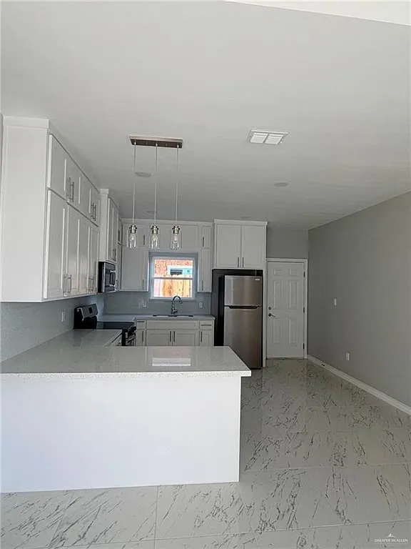 2 bed, 2.0 bath, 970 sqft, $1,350 — Photo 2