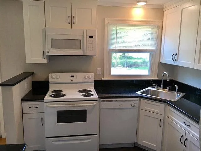 4 bed, 1.5 bath, 1620 sqft, $4,250 — Photo 4