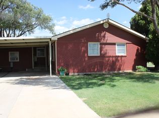 611 Hoffer St, Claude, TX 79019