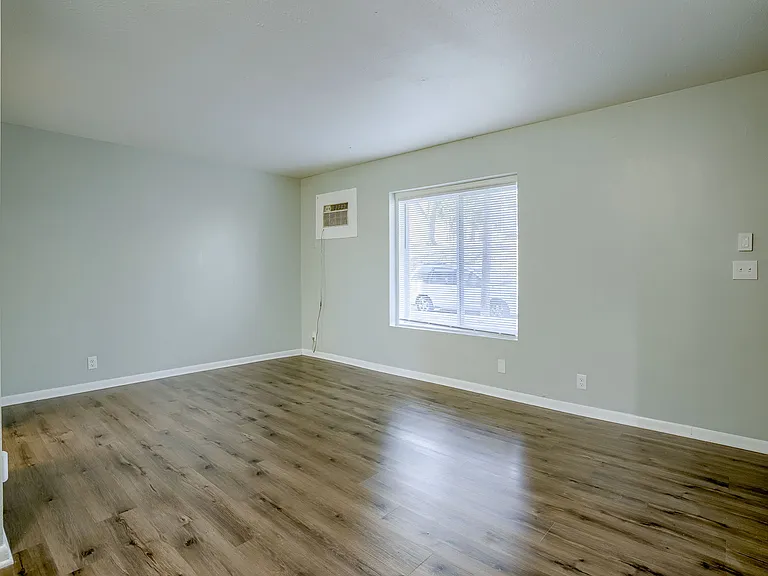1015 N 47th Ave #4 — Photo 6