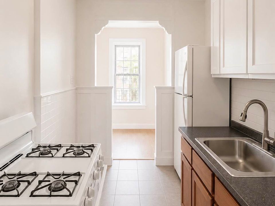 2nd image of 1504 Sheridan Ave APT 1L