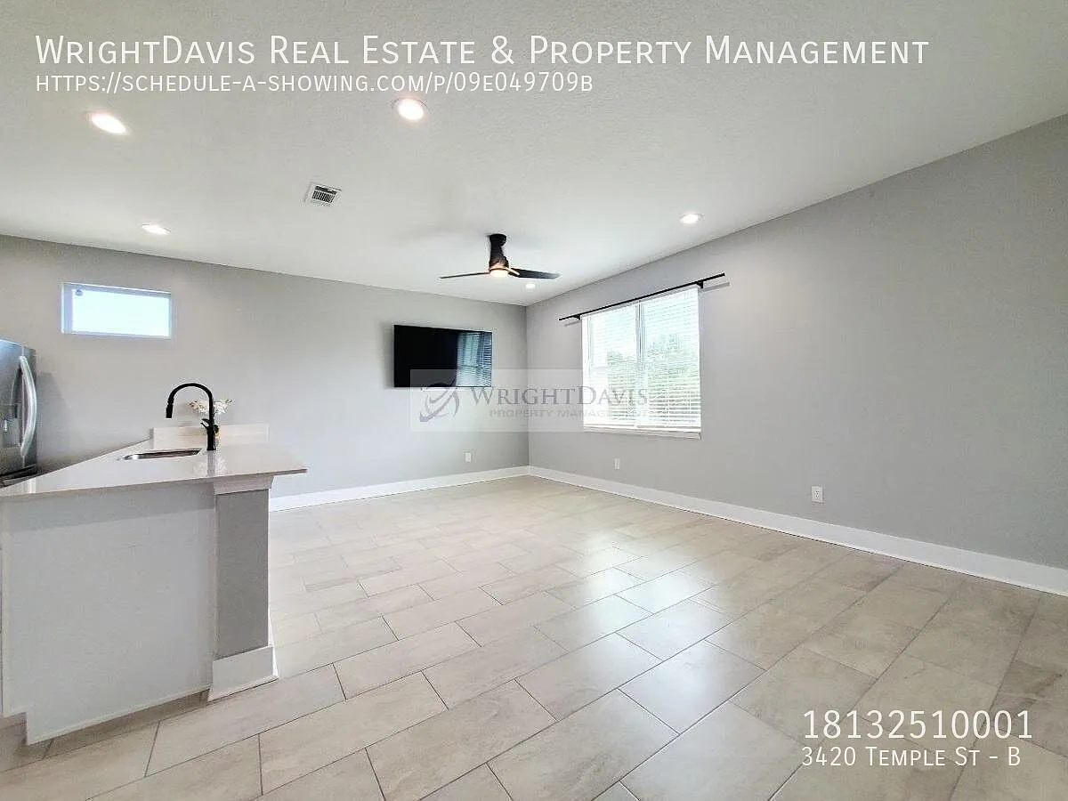 Beautiful 3BD/2BA Second-Floor Duplex with Modern Interior — Photo 3