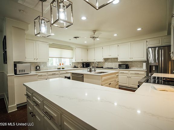 5th image of 902 Mound St