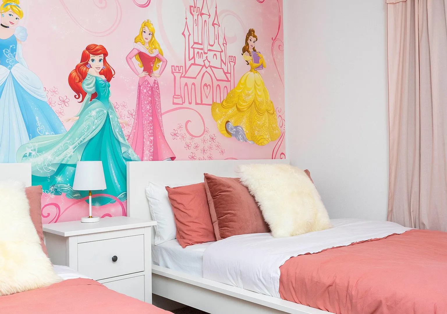 Stylish & Fun Retreat, Pool, Themed Rooms — Photo 3
