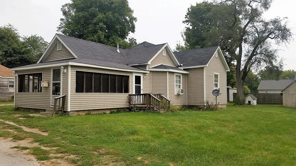 411 Newlin St photo 1
