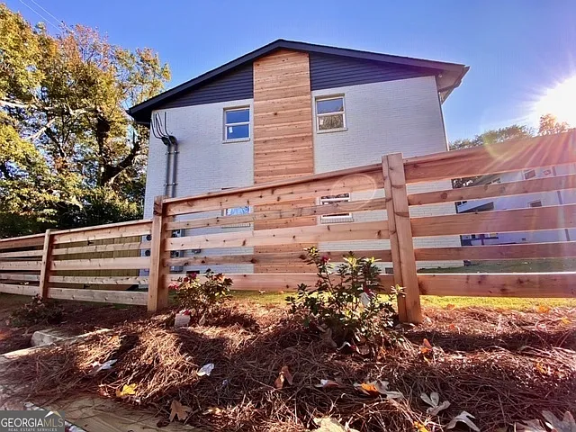 2 bed, 1.0 bath, 636 sqft, $1,295 — Photo 1